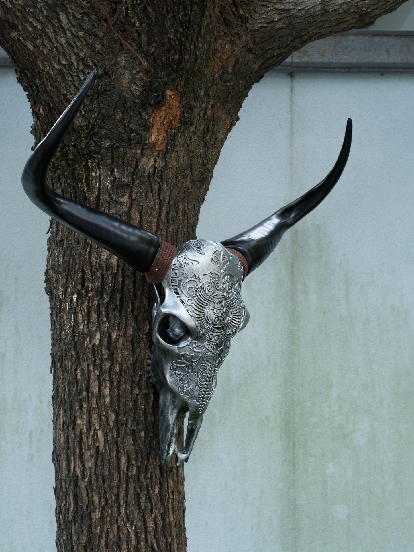 Bone-Inspired Bull Head Hanging Ornament-Resin Craft,Lifelike Details,North American Style