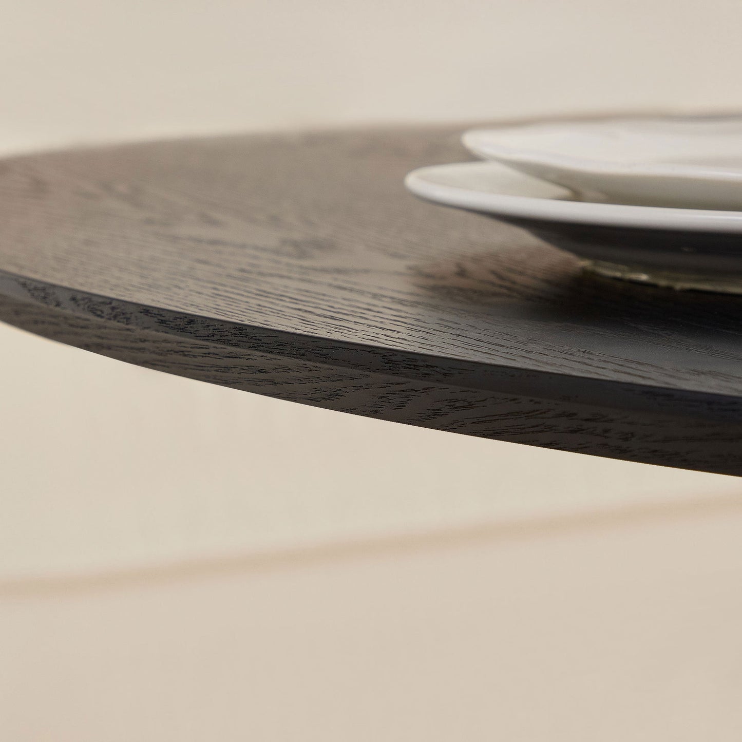 47.24'' Round Modern Style MDF Wood Dining Table in Black Suitable for Kitchen, Living Room, Cafe, Milk Tea Shop