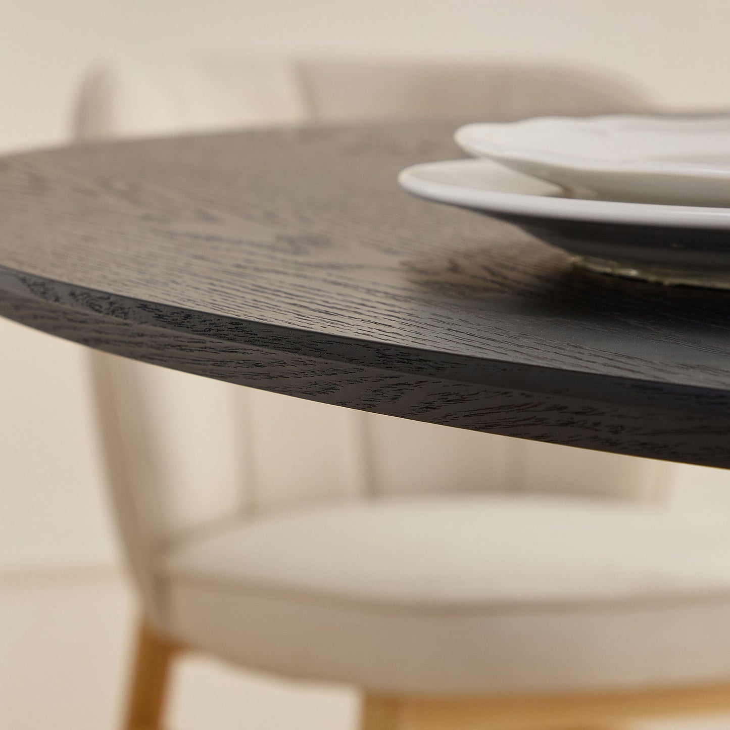 47.24'' Round Modern Style MDF Wood Dining Table in Black Suitable for Kitchen, Living Room, Cafe, Milk Tea Shop