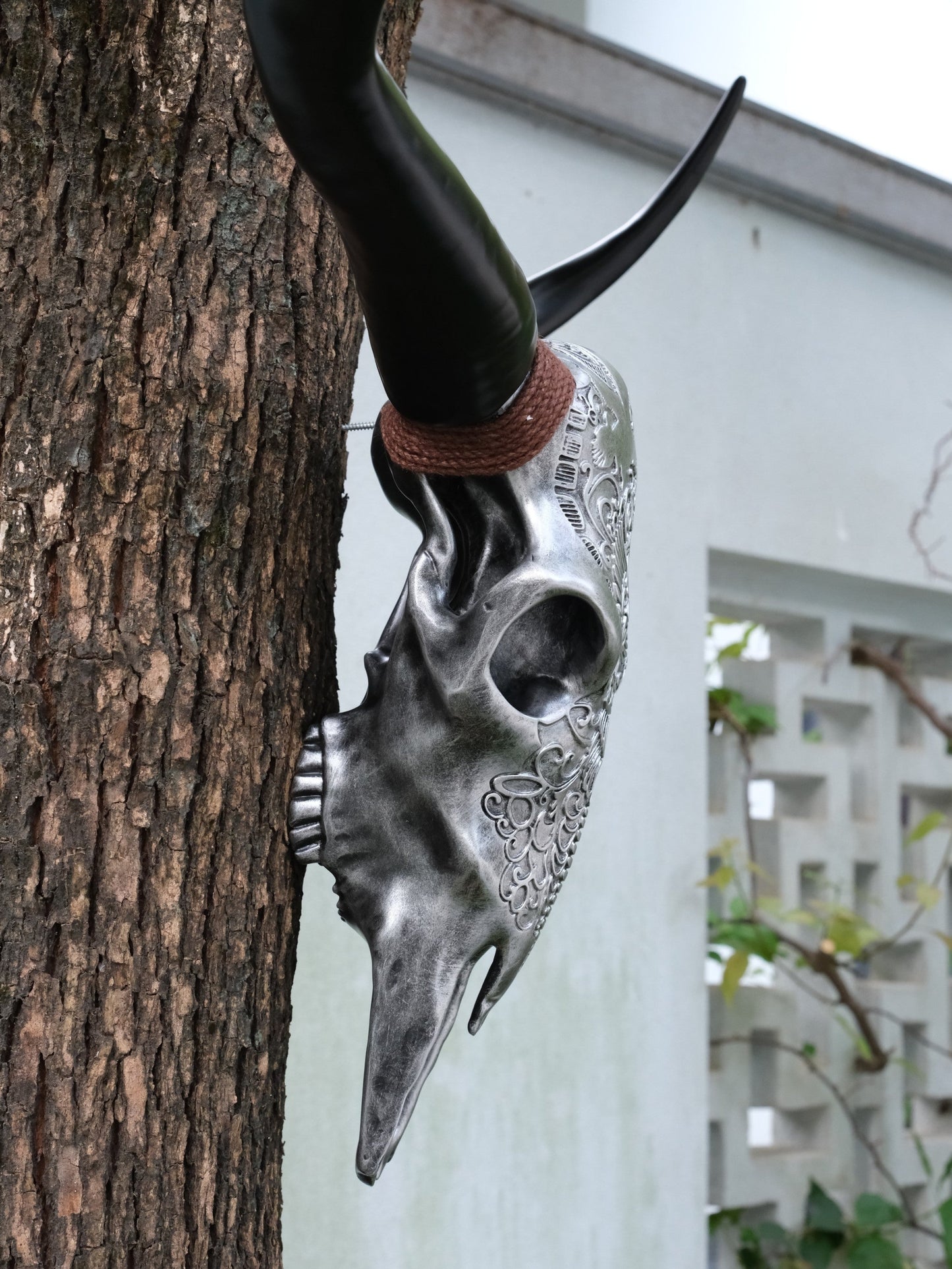 Bone-Inspired Bull Head Hanging Ornament-Resin Craft,Lifelike Details,North American Style