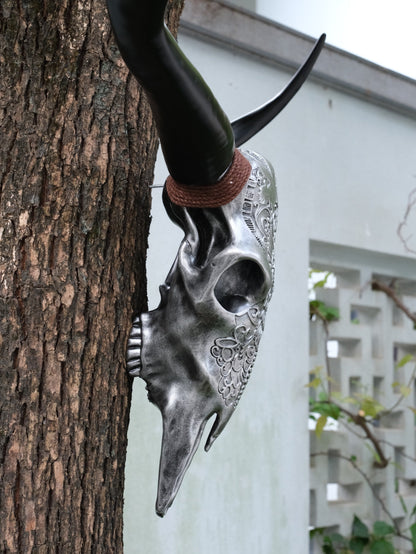 Bone-Inspired Bull Head Hanging Ornament-Resin Craft,Lifelike Details,North American Style