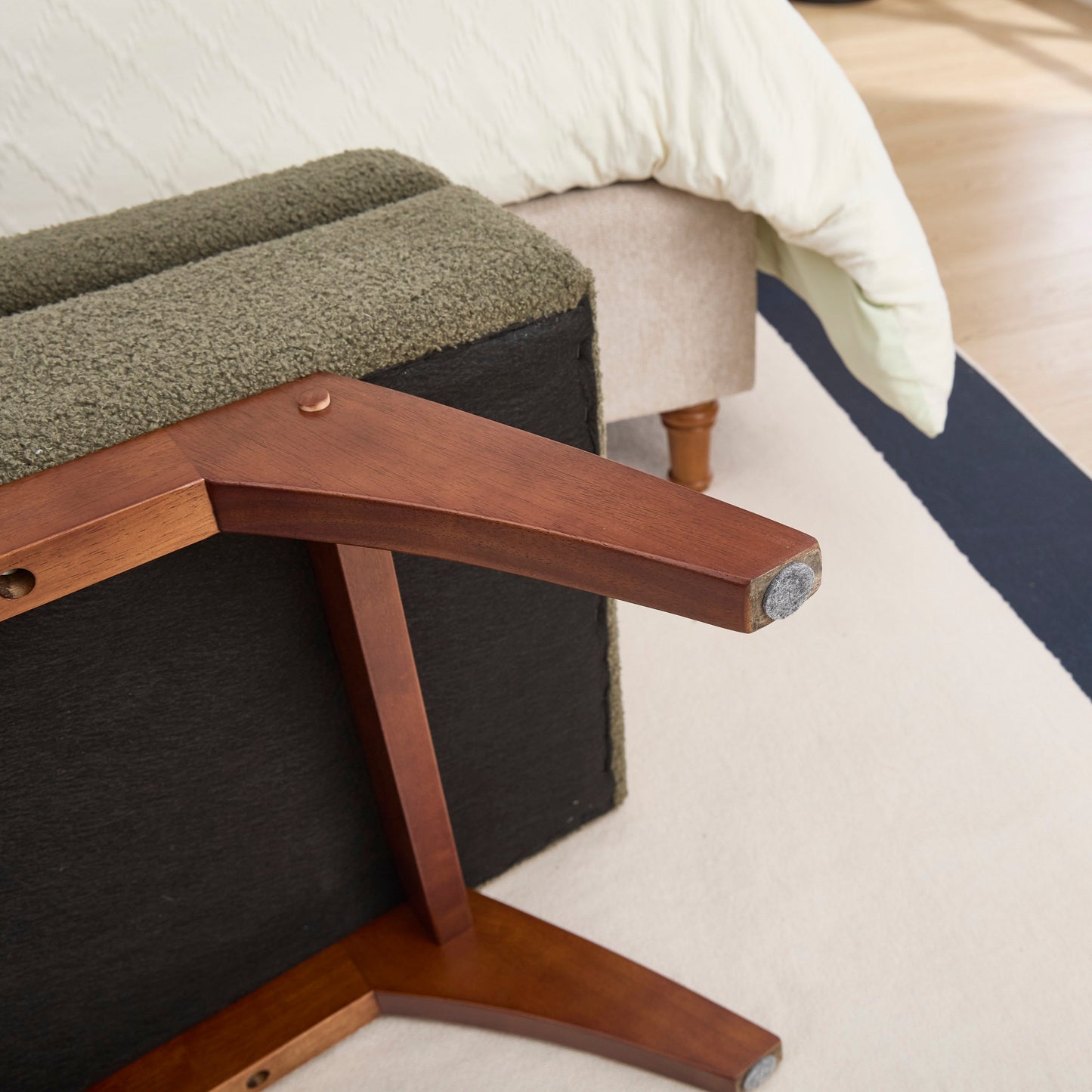 Teddy Wool Fabric, Solid Wood Feet for Solid Weighing, and Bed End Stool With Storage Function